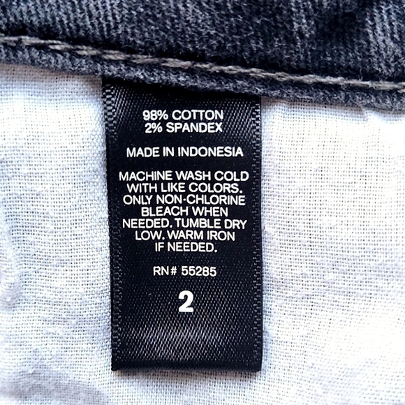 Express Jean Shorts in Distressed Black w/ Rough Edge Hem NWOT Size 2 - Picture 3 of 8